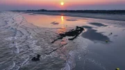 Blick auf einen Sonnenaufgang über dem Wrack des Schaufelraddampfers Crested Eagle. (National Geographic)