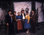 Die Schauspieler, von links: Gundas Vater, der Schirmflicker Hans Rupp (Georg Einerdinger), Michael Hopfenberger (Claus Obalski), Katrin, die Schwester des Uhrmachers (Maria Singer), Uhrmachermeister Niklas Ungemach (Gerhart Lippert), Gunda Rupp (Manuela Denz) und der Gehilfe Kasian (Max Grie§er).
