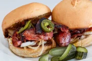 burger, speck, imbiss, fast food, brötchen, lebensmittel, gegrillt, mittagessen, junk food, mahlzeit, gurke, essen, hamburger ,