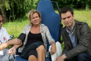 Gräfin Schönberg (Andrea L'Arronge) und Lukas Roither (Jakob Seeböck) und Komparse.