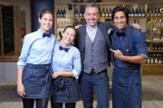 Das Team der neuen Sendung "First Dates": Die Kellnerinnen Lili Köhler und Mariella D'Auria, Host Roland Trettl und Barkeeper Nic Shanker.