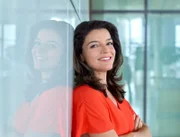 Moderatorin Ana Plasencia im neu gestalteten UMSCHAU-Studio.