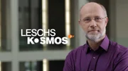 Harald Lesch vor dem Sendungslogo.