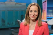 PHOENIX Eva Lindenau - PHOENIX - DER EREIGNIS- UND DOKUMENTATIONSKANAL VON ARD UND ZDF Eva Lindenau (WDR) PHOENIX-Programmgeschäftsführerin im "unter den linden" Studio. Â© phoenix/Thomas Ernst, honorarfrei - Verwendung gemäÃŸ der AGB im Rahmen einer engen, unternehmensbezogenen Berichterstattung im PHOENIX-Zusammenhang bei Nennung "Bild: phoenix/Thomas Ernst" (S2+), PHOENIX-Kommunikation, Tel: 0228/9584-196, Fax: -199, presse@phoenix.de