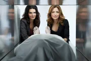 L-R: Jane Rizzoli (Angie Harmon) und Maura Isles (Sasha Alexander)