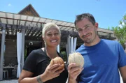 Amazing Hotels – The Brando, Französisch-Polynesien Staffel 2, Folge 1  Monica Galetti und Giles Coren vor dem Hotel The Brando.  Copyright: SRF/BBC