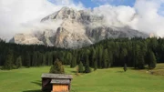In den abgeschiedenen Tälern der Dolomiten lebt man abgeschieden. Daher konnte sich hier Ladinisch erhalten, eine uralte rätoromanische Sprache, die nur noch von rund 30.000 Menschen gesprochen wird.
