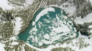 An den Bergflanken im Nationalpark Hohe Tauern herrscht acht Monate im Jahr Winter. Auch der Obere Kleineisersee ist Ende Juni noch von Eisschollen bedeckt.