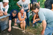 Wo hat sie sich versteckt? Frank Seibert (rechts) mit anderen Hobbyimkern auf der Suche nach der Bienenkönigin.