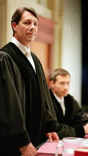 Ulrich Wetzel ist der vorsitzende Richter in der Gerichtssendung. Er verhandelt schwere Delikte wie fahrlässige Tötung, Brandstiftung oder Diebstahl.