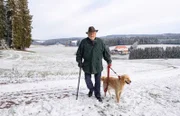 SÜDWESTRUNDFUNK Die Fallers - Die SWR Schwarzwaldserie - Wolfgang Hepp Hermann Faller (Wolfgang Hepp) mit Hofhund Willy im November 2018 © SWR/Alexander Kluge, honorarfrei - Verwendung gemäß der AGB im engen inhaltlichen, redaktionellen Zusammenhang mit genannter SWR-Sendung und bei Nennung "Bild: SWR/Alexander Kluge" (S2+). SWR-Presse/Bildkommunikation, Baden-Baden, Tel: 07221/929-22287, foto@swr.de