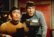 Mr. Spock (Leonard Nimoy, r.) und Sulu (George Takei, l.) suchen verzweifelt nach der Schwachstelle des Roboterschiffes...