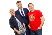 Superhirn Bernhard Hoëcker (l.) und Quizmaster Elton (r.) mit ihren prominent besetzten Teams um die Wette. Für den fairen Wettstreit zwischen den Teams sorgt wie gewohnt der Meister der skurrilen, unglaublichen und überraschenden Fragen, Moderator Kai Pflaume (M.).
