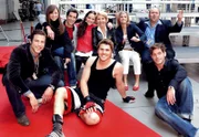 00 Uhr im Ersten. Gut gelaunt - das Verbotene-Liebe-Team am Boxring: Andreas Jancke, Thore Schölermann und Joscha Kiefer (1. Reihe); Katrin Heß, Jo Weil, Kristina Dörfer, Gabriele Metzger, Theresa Underberg (2. Reihe) (v.l.).