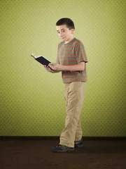 Er ist intelligent und gebildet, hat aber Probleme sich mit anderen Kindern anzufreunden: Brick (Atticus Shaffer) ...