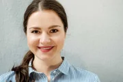 Antonia Michalsky spielt Saskia Weigel