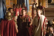 Entsetzt stehen Octavius (Simon Woods, re.) und Agrippa (Allen Leech, li.) vor Marc Antons Leichnam.