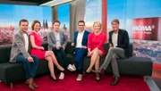 WESTDEUTSCHER RUNDFUNK KÖLN ARD-Morgenmagazin V.l. die Moderatoren Donald Bäcker (Wetter), Anna Planken, Sven Lorig, Till Nassif, Susan Link und Peter Großmann (Sport). Seit dem 16. Oktober 2017 sendet das ARD-Morgenmagazin aus einer neuen Studiodekoration im Kölner Studio House of WDR. © WDR/Ben Knabe, honorarfrei - Verwendung gemäß der AGB im Rahmen einer engen, unternehmensbezogenen Berichterstattung im WDR-Zusammenhang bei Nennung "Bild: WDR/Ben Knabe" (S1+), WDR Presse und Information/Redaktion Bild, Köln, Tel: 0221/220 -7132 oder -7133, Fax: -777132, bildredaktion@wdr.de