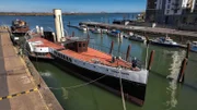 Treuhänderin Pamela Bathurst steht an Bord des Schaufelraddampfers Medway Queen. (National Geographic)