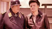 Sgt. Hans Georg Schultz (John Banner, l.), Colonel Robert E. Hogan (Bob Crane)