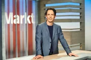 Jo Hiller moderiert die Sendung "Markt" im NDR Fernsehen