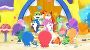 Hinter: Daddy Shark (l.), Grandpa Shark (2.v.l.), Baby Shark (3.v.l.), Grandma Shark (3.v.r.), Mommy Shark (2.v.r.)