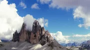 Vor rund 200 Millionen Jahren waren die Dolomiten, hier die Drei Zinnen, noch Korallenriffe. Die Felslandschaft wurde 2009 ins UNESCO Weltnaturerbe aufgenommen.