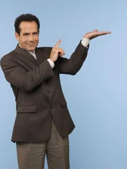(6. Staffel) - Adrian Monk (Tony Shalhoub) besitzt ein fotografisches Gedächtnis und auch seine Fähigkeiten, Fälle zu lösen sind einzigartig.