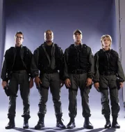 L-R: Dr. Daniel Jackson (Michael Shanks), Teal'c (Christopher Judge), Colonel Jack O'Neill (Richard Dean Anderson) und Major Samantha Carter (Amanda Tapping)
