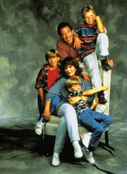 Die chaotische, aber liebenswerte Familie Taylor: li. Jonathan Taylor Thomas als Randy, re. oben Zachery Ty Bryan als Brad, Mi. hi. Tim Allen als Tim, unten Taran Noah Smith als Mark und Mi. Patricia Richardson als Jill.