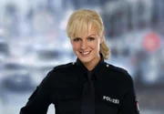 Katja Metz (Anja Nejarri) hat Grund zum Strahlen: Dirk Matthies f‰hrt wieder mit ihr auf Streife. Die selbstbewuﬂte Polizistin ist aus ‰hnlichem Holz geschnitzt wie Dirk, mit dem sie im Streifenwagen ein starkes Team bildet.