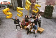 Die UNTER UNS-Schauspieler (stehend v.l.) Aaron Koszuta, Isabell Hertel, Tabea Heynig, Luca Maric, Petra Blossey, Cronis Karakassidis, (vorne) Claudelle Deckert und Milos Vukovic feiern die 5.555 Folge UNTER UNS.