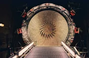 Während einer Mission wird das Team von den Goa'Uld attackiert. O'Neill, Carter und Daniel schaffen es gerade noch rechtzeitig, sich durch das Sternentor zu retten. Nur Teal'c geht irgendwo im Raum verloren ...