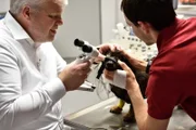 Dr. Dirk Remien (l.) bei der Behandlung eines Dackels