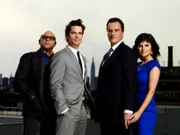 Ein unkonventionelles Team im Kampf gegen verschiedenste Kriminalfälle von Kunst- bis Diamantenraub: (v.li.) Mozzie (Willie Garson), Neal Caffrey (Matt Bomer), Peter Burke (Tim DeKay) und Elizabeth Burke (Tiffani Thiessen).