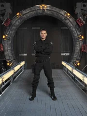 Die Stargate-Teams, die unter der Leitung der geheimen Organisation SGA stehen und von deren Existenz nur der US-Präsident und die direkten Vorgesetzten wissen, gelangen durch ein altertümliches Tor in die entferntesten Winkel des Universums, um diese zu erforschen und Bedrohungen auszuschalten.