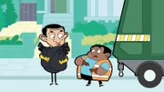 Mr. Bean (li.) verstaut die aussortierten Gegenstände in Müllsäcken und sorgt dafür, dass sie zur Müllhalde gefahren werden.