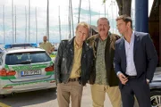 Auf einer Segelyacht wird eine Leiche gefunden. Die Kommissare (Joseph Hannesschläger, m.; Igor Jeftic, r.) und Mohr (Max Müller, l.) ermitteln, wer Edmund Westfal erschlagen hat.
