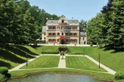 Der Fürstenhof, ein fiktives oberbayerisches Luxushotel, ist Schauplatz der erfolgreichsten Telenovela im deutschen Fernsehen.