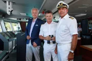 Auf der "Traumschiff"-Reise nach Macau ist auch Oskar Schifferle (Harald Schmidt, l.) wieder mit an Bord. Dr. Sander (Nick Wilder, M.) und Kapitän Burger (Sascha Hehn, r.) freuen sich.