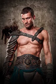 Von seiner ebenfalls verschleppten und zur Sklaverei verurteilten Frau Sura getrennt, versucht der thrakische Heeresführer Spartacus (Andy Whitfield) als Gladiator zu überleben, um irgendwann seine geliebte Frau wiederzufinden. Doch das Wiedersehen währt nur kurz ...