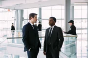 L-R: Detective Charlie Hudson (John Reardon) und Joseph Donovan (Kevin Hanchard)