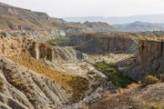 Dass Andalusien die trockenste Region Europas ist, ist an der Wüste von Tabernas sichtbar: Lavaklippen werfen kantige Schatten, hohe Dünen stehen als silbrig schimmernde Sandberge vor dem Horizont.