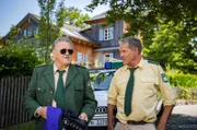 Hubert (Christian Tramitz, r.) und Griwidz (Michael Brandner, l.) sind auf dem Weg zur Tauchschule „Abgetaucht“, wo die Verstorbene kurz vor ihrem Ableben noch eine Tauchstunde nahm.