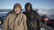 Daniel Apassingok und seine Tochter Nalu jagen am Strand nach Robben. (National Geographic für Disney/Wayne Shockey)