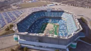 Ein leeres Fußballstadion. (Teich5)