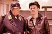 Sgt. Hans Georg Schultz (John Banner, l.), Colonel Robert E. Hogan (Bob Crane)