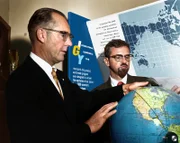 (Originalunterschrift) 04.10.57 – Cambridge, Massachusetts: Dr. Fred L. Whipple (l.), Direktor des Smithsonian Observatory, und Dr. J. Allen Hynek, Leiter der Operation Moonwatch, diskutieren die mögliche Flugbahn des Erdtrabanten von Russland ins Leben gerufen. Das Paar wurde hier am 4.10. am Smithsonian Observatory fotografiert.