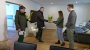 Familie Weber begrüßt die Gartenprofis Frank Riese und René Pütz in ihrem Wohnzimmer.