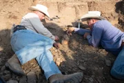 Aaron und Jake graben auf einer Baustelle.